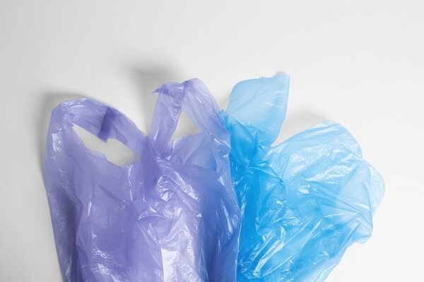 Due buste di plastica di diversi colori.