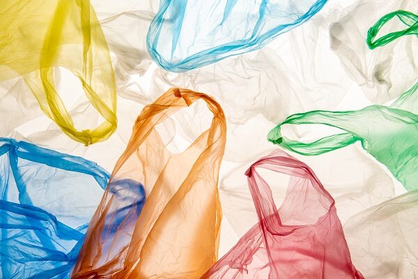 Sacchetti di plastica di diversi colori e tipologie.